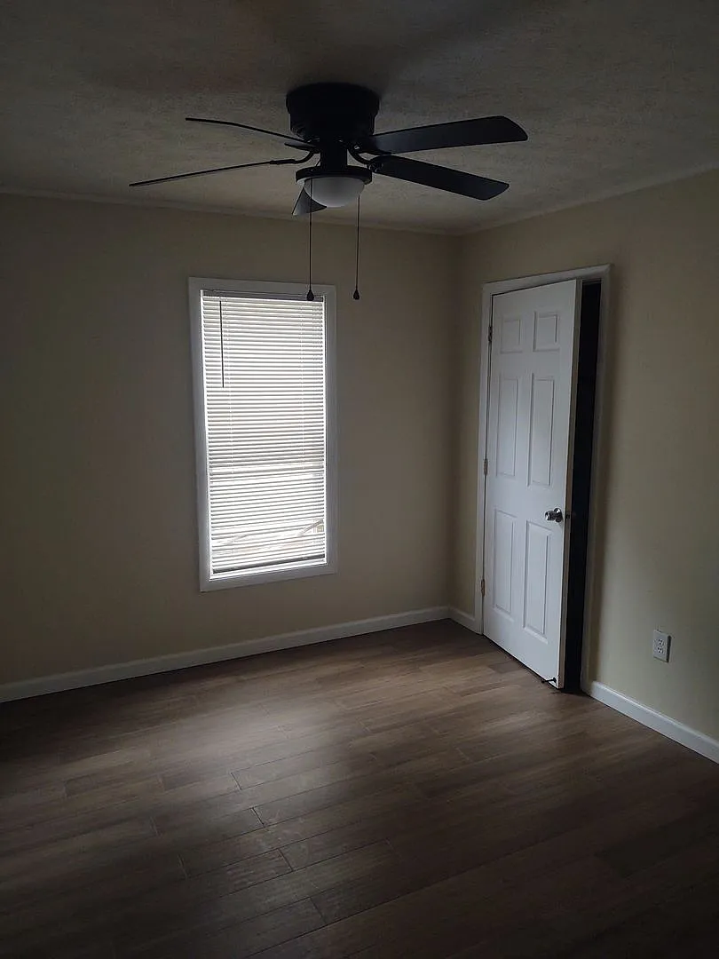 Remodeled and ready to move in, close to downtown and 2 parks — Photo 3