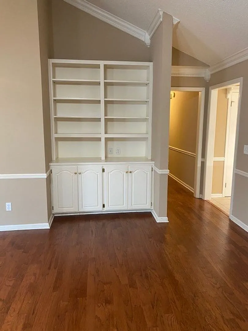 Beautiful 3 Bed 2 Bath Available in June! — Photo 3