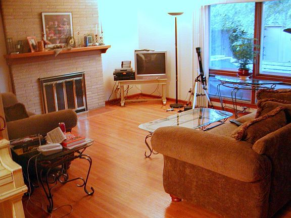 living room w/fireplace