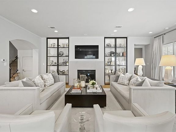4th image of 10106 Meadow Lake Ln