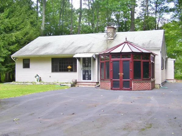 128 E Oak Ln, Greentown, PA 18426