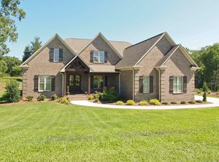 8882 Cravenwood Dr, Oak Ridge, NC 27310