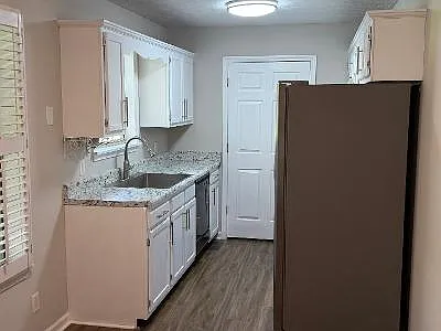 1195 N Franklin Ave — Photo 3