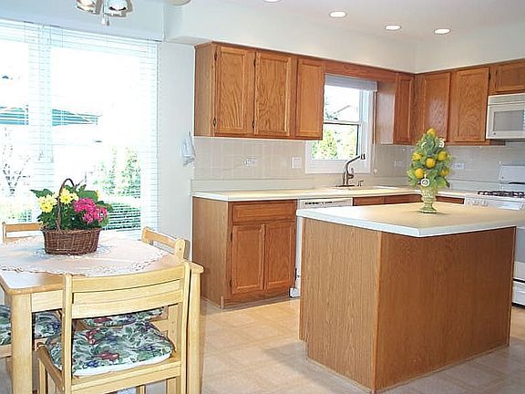 A cook's dream with eat in Kitchen!