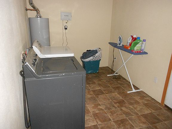 4th image of 408 S Smokyhill Ave