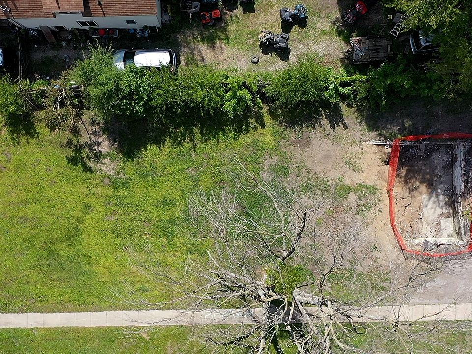1st image of 910 E 11th St