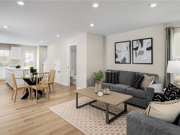 3rd image of 104 Pendleton Trce