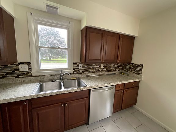 4th image of 231 Fallsbrook Rd