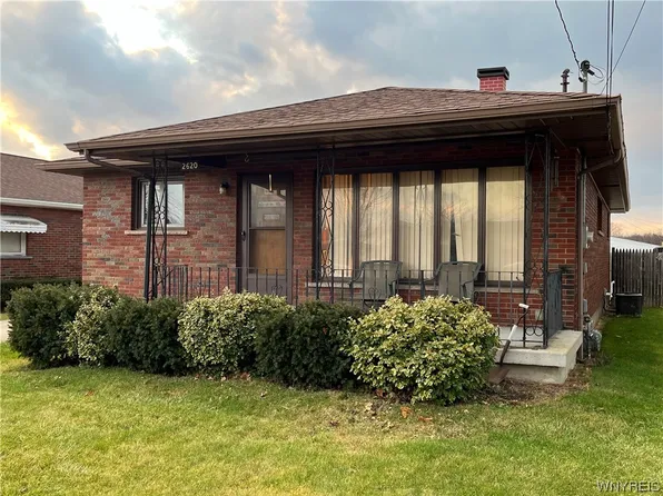 2620 Fairway Dr, Niagara Falls, NY 14305