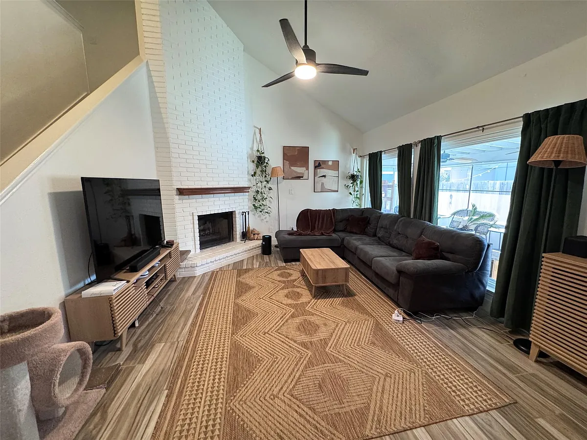 Building Photo - 2126 River Hollow Dr