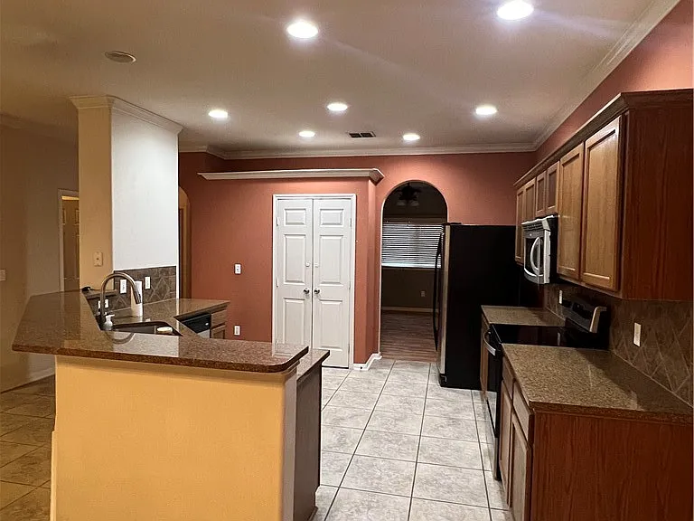 2545 Las Brisas St — Photo 7