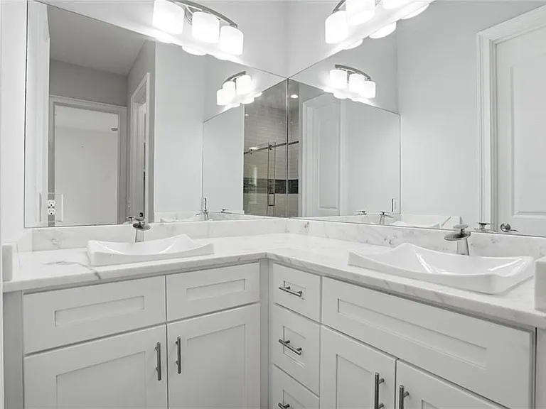 2415 Rugby Ave — Photo 32
