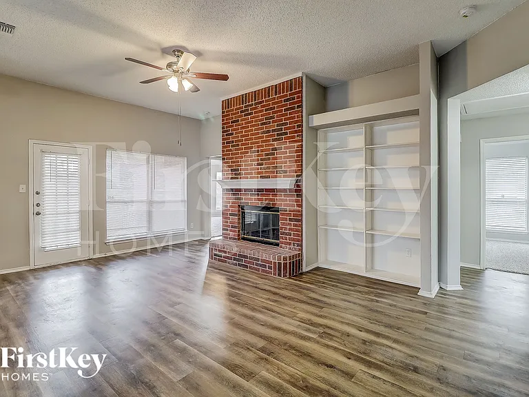 912 Winterbury Ct — Photo 8