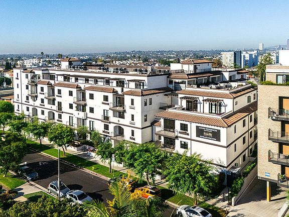 4th image of 1333 S Orange Grove Ave #302