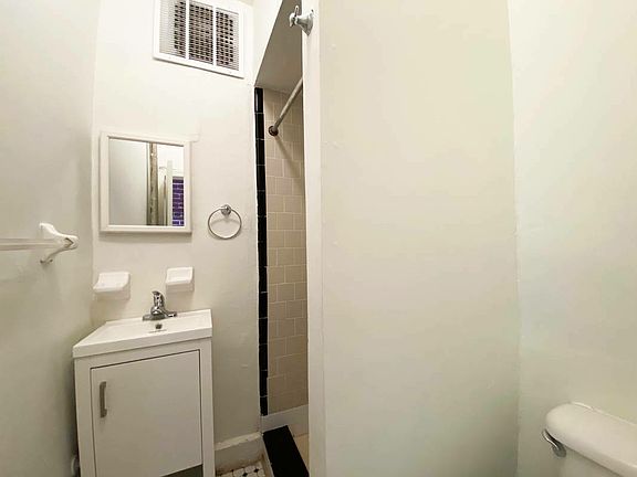 5th image of 487 Clinton Ave #1DS