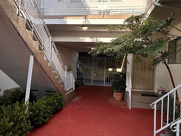 3rd image of 707 N Genesee Ave APT 3