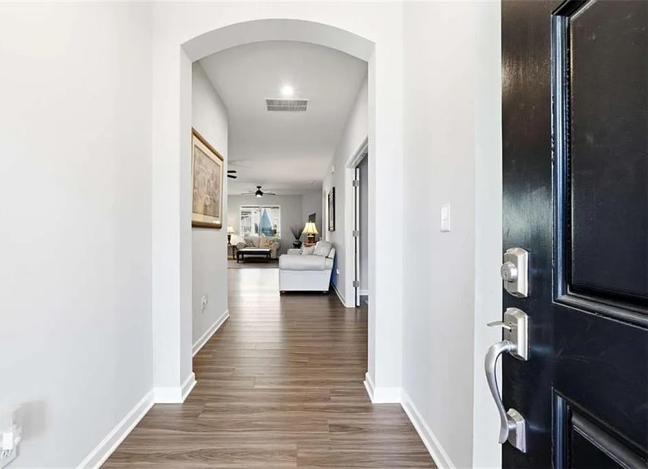 3 bed, 2.0 bath, 2409 sqft, $2,100 — Photo 2