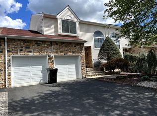 27 Kingfisher Ct, Marlboro, NJ 07746