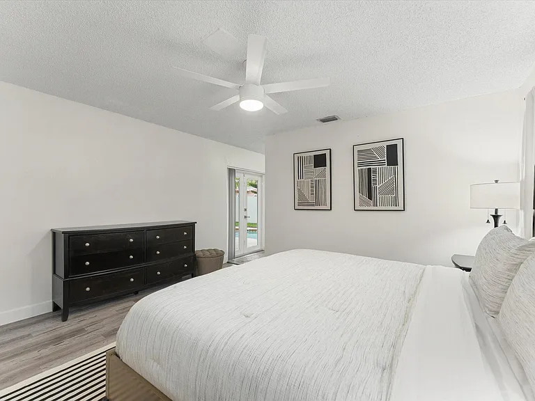 6515 SW 8th Pl — Photo 17