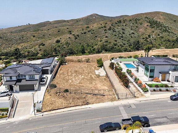 3rd image of 619 Skyline Rd