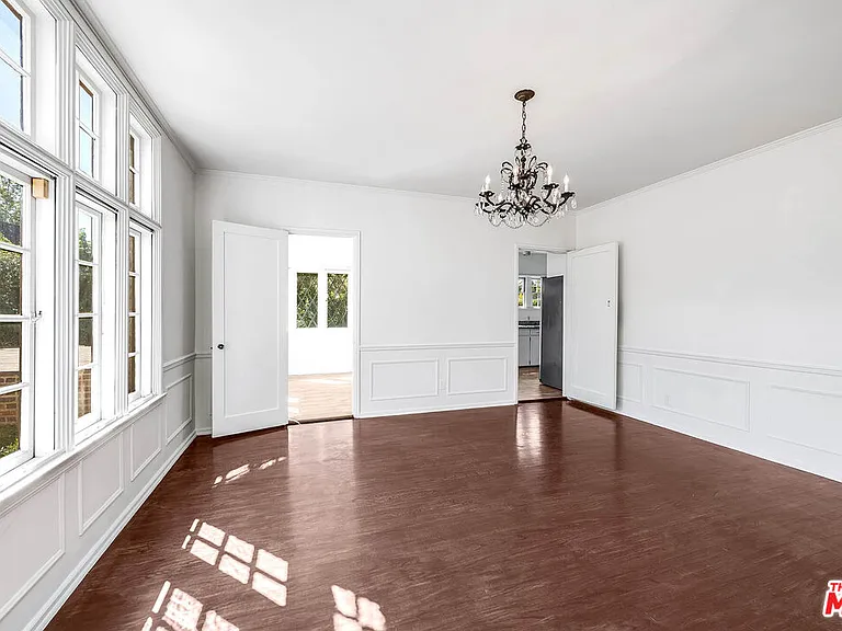 2441 Glendower Ave — Photo 13