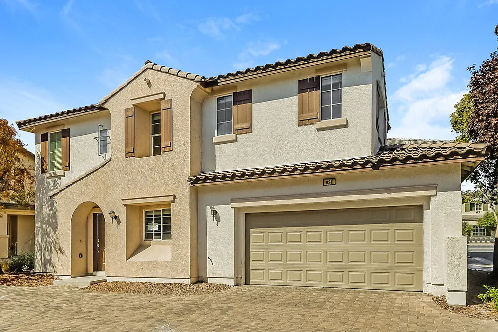 3 bed, 3.0 bath, 1364 sqft, $2,055 — Photo 4