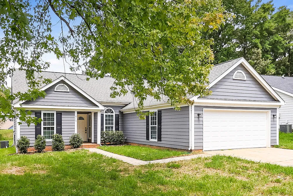 3 bed, 2.0 bath, 1391 sqft, $1,940 — Photo 3