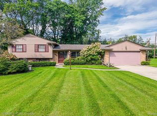 31133 Pickwick Ln, Beverly Hills, MI