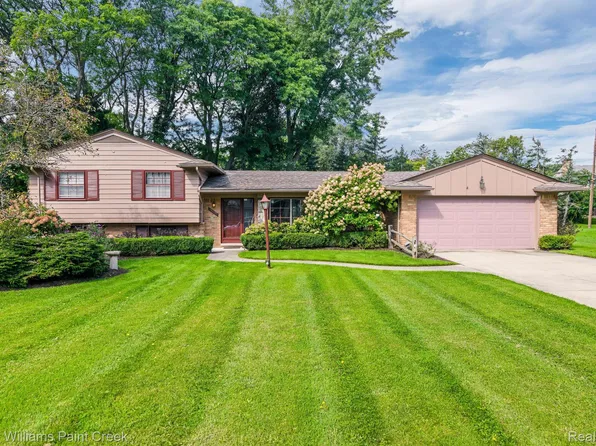 31133 Pickwick Ln, Beverly Hills, MI 48025