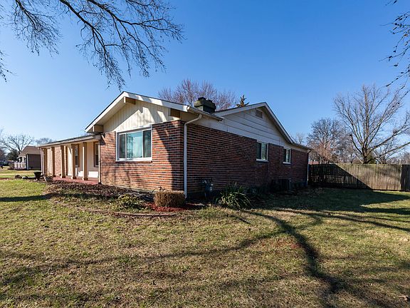 2nd image of 1394 Kew Gardens Dr