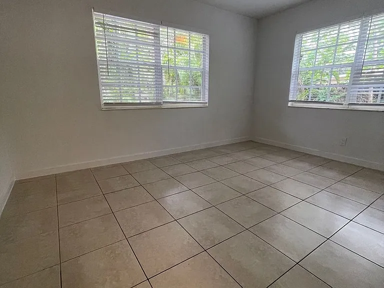 709 SW 14th Ave — Photo 7