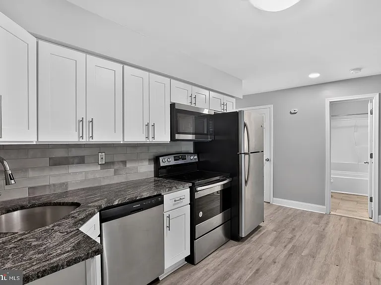 1807 Silver Ct — Photo 18