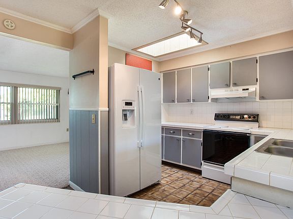 5th image of 547 Biscayne Dr