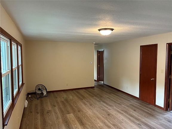 5th image of 319 W 9th Ave