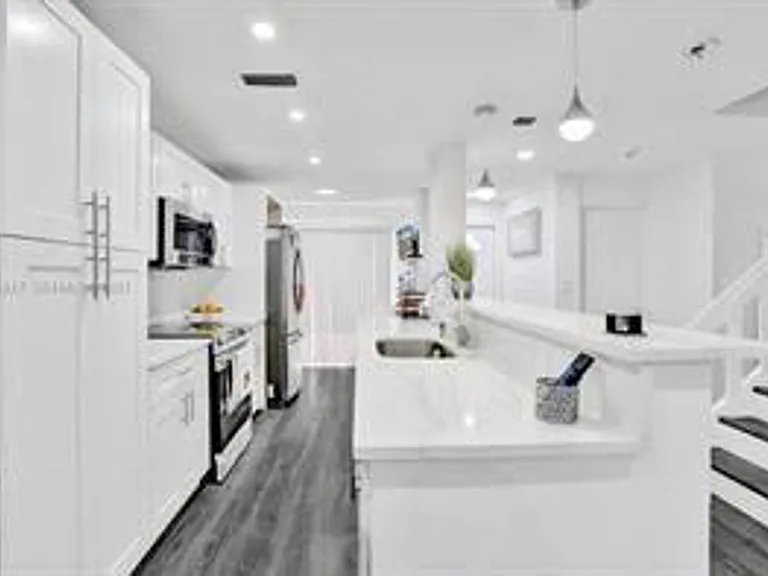 833 NW 81st Ave — Photo 27