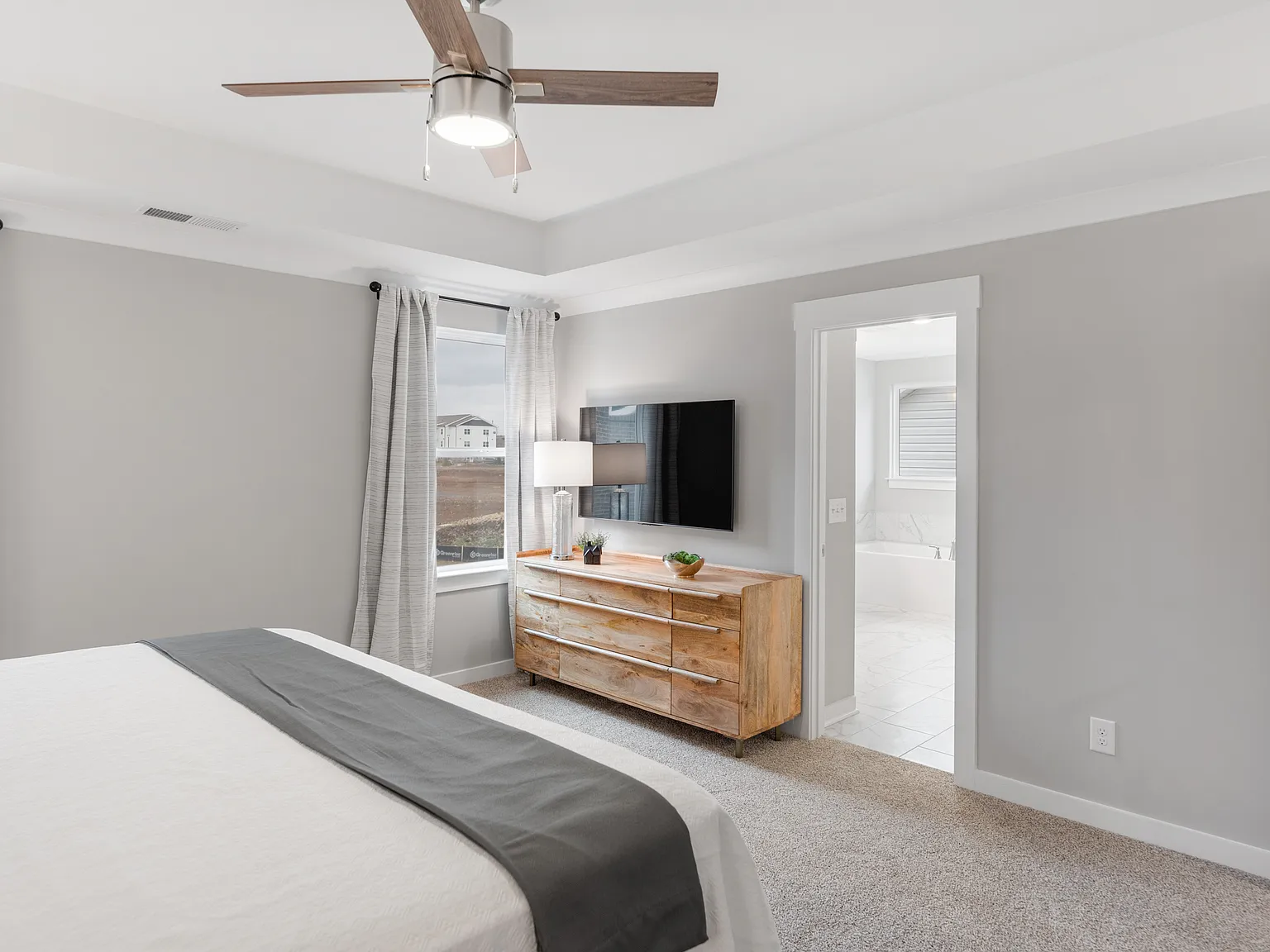 4 bed, $5,555 — Photo 3