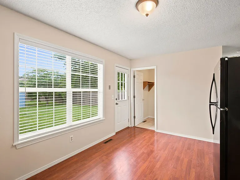 511 E Dyann Dr — Photo 11