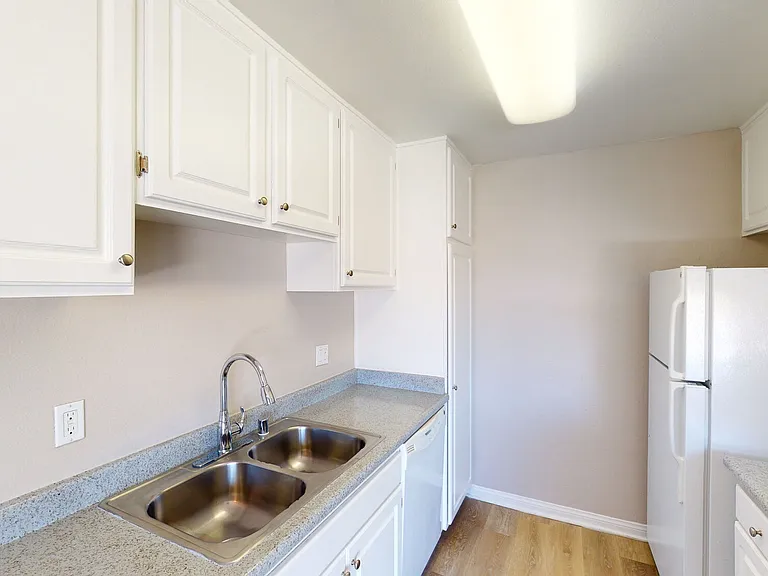 Axiom Tustin — Photo 30