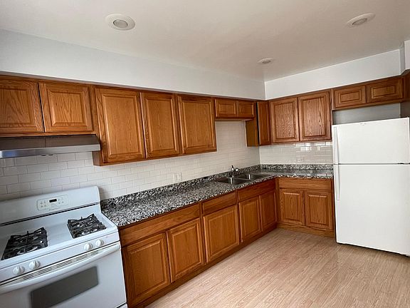 2nd image of 8152 Elmwood St #104