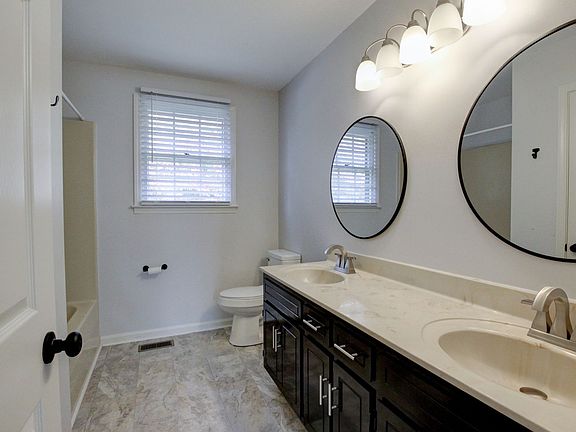 5th image of 1027 Foxmoor Dr