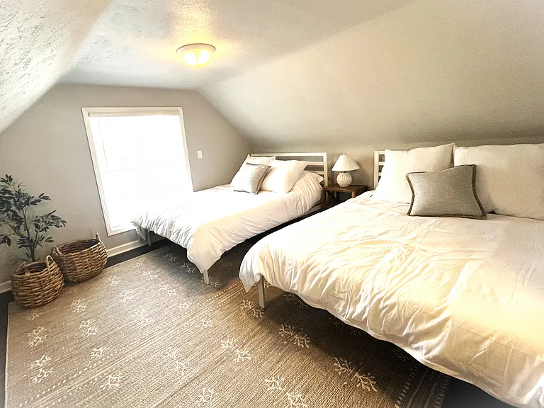 1124 N Twyckenham Dr — Photo 7
