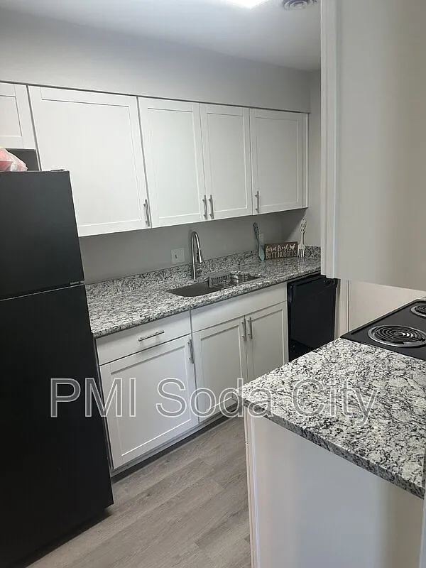 2 bed, 1.0 bath, 984 sqft, $1,150 — Photo 3