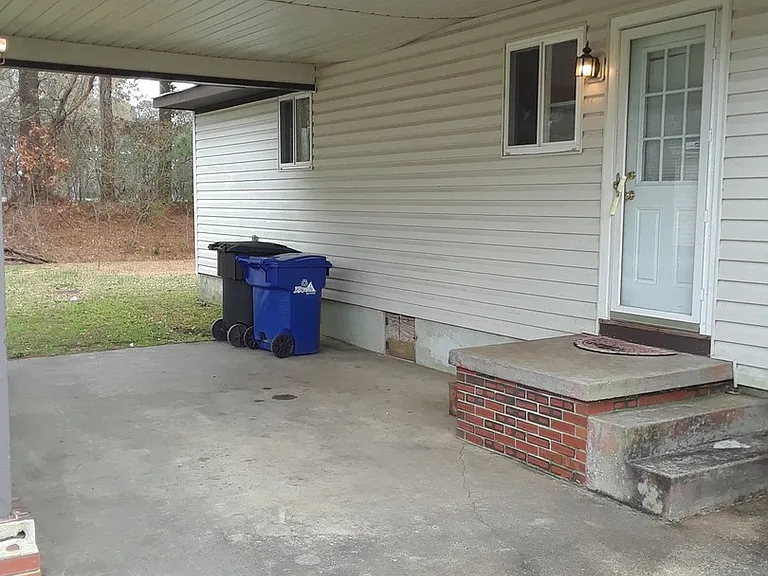 545 McLean St — Photo 3