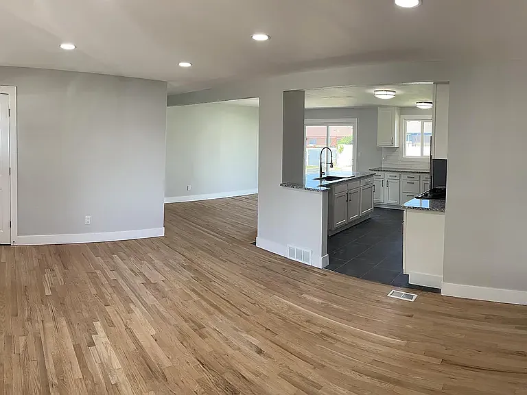 9240 King Way — Photo 2