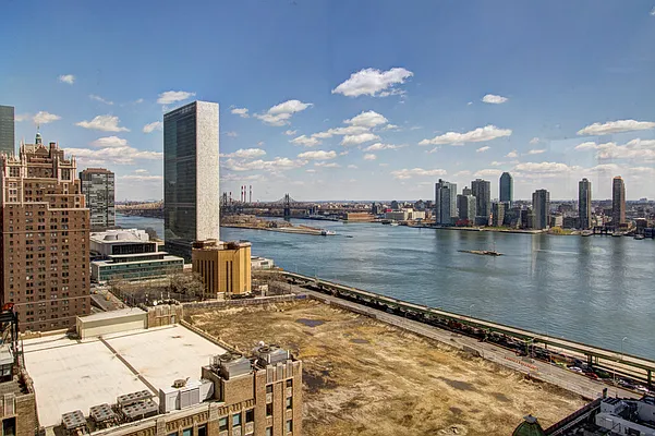 Sold by TNG Nassimi Realty | media 31