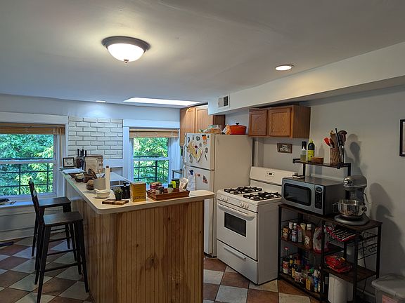 2nd image of 115 Parker St APT 3