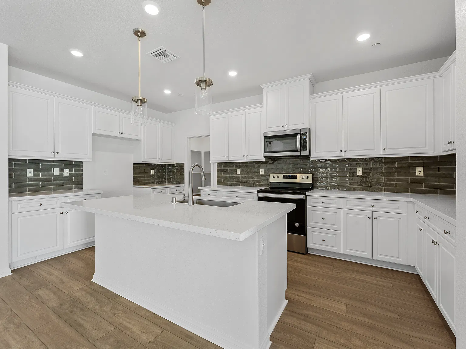 4 bed, 2026 sqft, $3,800 — Photo 3