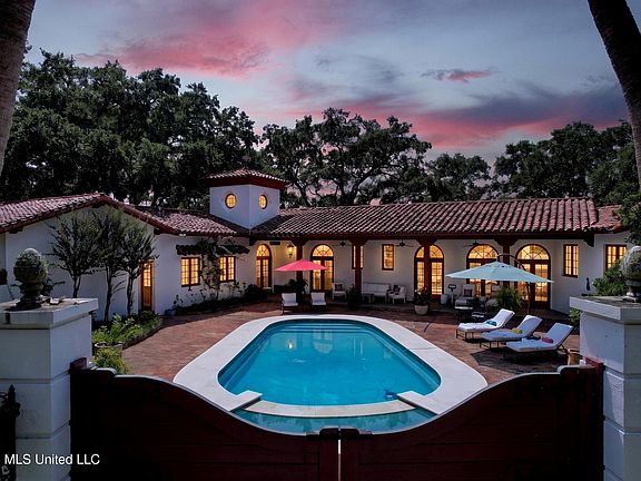 2nd image of 13801 Arbor Cir