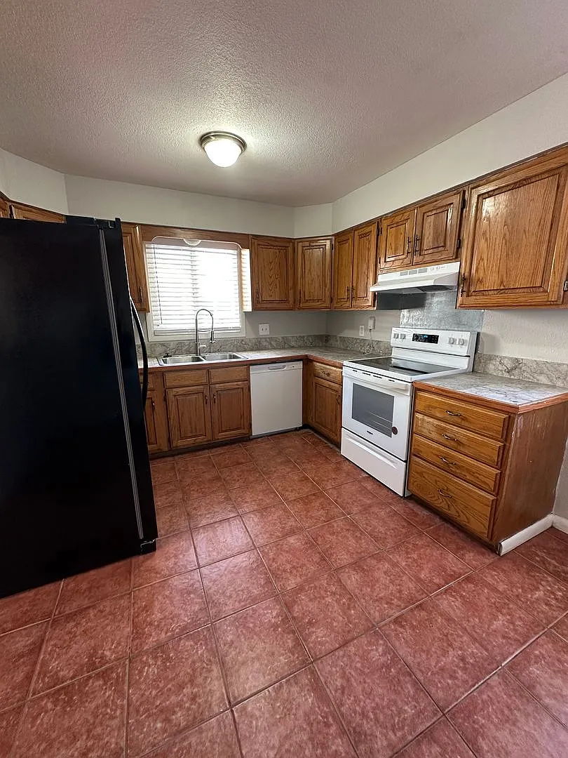 5 bedroom 2 bathroom Sinlge Family House in North Denver — Photo 4