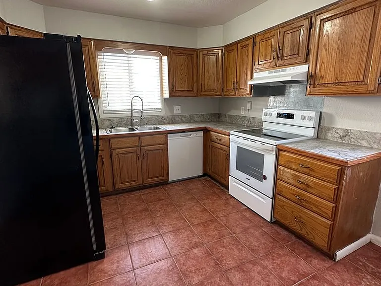6820 Larsh Dr — Photo 4